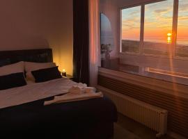 CuxHeaven modernes Studio-Apartment direkt am Meer mit Pool, Sauna und Massage, cheap hotel in Cuxhaven