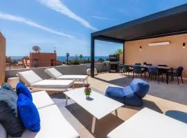 Tolles, neu möbliertes Penhouse mit großem Pool