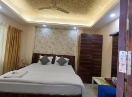 Hotel Aradhya Puri Sea View Room - Luxury Stay - Best Hotel in Puri، فندق في بوري