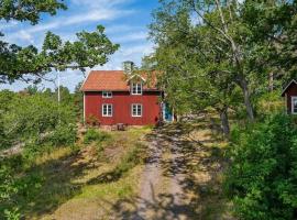 Charmigt torp på höjden, hotel v destinaci Gamleby