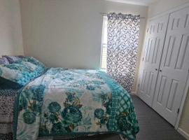 Room K Divine Villa and Resorts 5mins to EWR Airport and 4mins to Penn Station Newark, New York, homestay in Newark