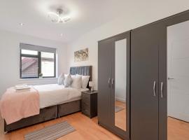 Modern Comfort Two Bedrooms Flat, Coulsdon CR5, hotel i Coulsdon