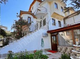 Sıcak Cermik Termal Havuzlu Family Villa 1, hotell med parkeringsplass i Sivas