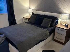 Cosy double bedroom with dedicated bathroom in Newcastle upon Tyne - Access to shared kitchen, shared lounge and shared conservatory areas inc Sky TV and Netflix, homestay in Newcastle upon Tyne