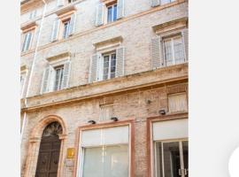 Cozy room in Palazzo Magnalbò โรงแรมในมาเชราตา