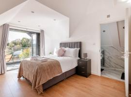 Refined Living: Three Bedrooms Flat in Coulsdon CR5, lejlighed i Coulsdon