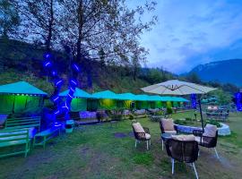 Himalayan Riverside Swiss Cottage Tents, Manali, hotel en Manali