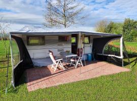 Ruime caravan op gezellige minicamping, village vacances à Lichtenvoorde