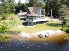 Luxury Lakeview Dream Cottage with Hot Tub، فندق يسمح بالحيوانات الأليفة في Emsdale