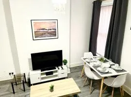 Cosy Spacious Family & Contractor Friendly 3 Bedroom House Near Liverpool Centre Sleeps 6