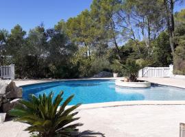 Villa Coronille calme et nature, hotel in Entrecasteaux