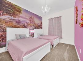 Spacious, mordern and themed 5 Bedroom home minutes from Disney and waterparks!, hotell i Orlando