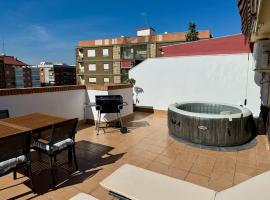 Your Long Stay Attic Home in Valencia, hotel com jacuzzis em Valência