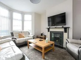 5 bedroom house, free parking, near football, sleeps 8