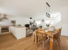 Eagle Cottage - Charming Cotswolds Getaway, Dog Friendly
