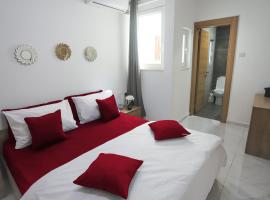 Bedroom with Private Bathroom, Best Area St Julians - 3 mins Seafront – pensjonat w mieście San Ġwann