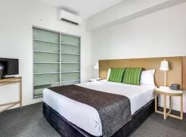 18th Floor Seaview Exec Style King Bed Apartment