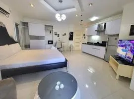 Sheryll Escapes - Kandi big studio l balcony l housekeeping l Netflix