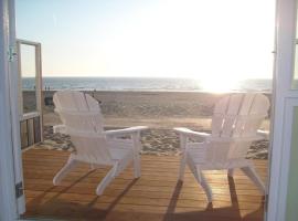 Strandhaus direkt am Meer, hotelli kohteessa Wijk aan Zee