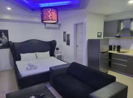 Sheryll Escapes - Kandi studio by the pool with Housekeeping, Netflix!