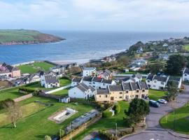 Happy Sandy Feet - Modern, Cozy & Warm Holiday Home with Lovely Sea Views in Youghal`s Heart - Top-Notch Electric Heaters - Long Term Price Cuts, hotel u gradu 'Youghal'