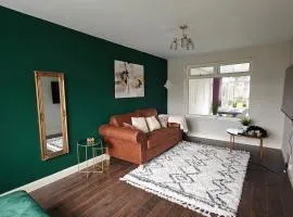 Spacious Solihull Home W Driveway - 4 Bedrooms - 2 Living Rooms - Huge Garden - NR Mell Square, High Street, JLR BHX HS2 Site and MORE - By Samina, ARZ Stays