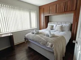 Huge House 4 Bedrooms- Max 10 guests -Parking Walk to Town Near NEC JLR HS2 BHX & More