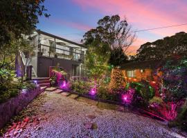 The Smart Retreat-Voice control smart house spa bath cinema, hotel v destinaci Katoomba