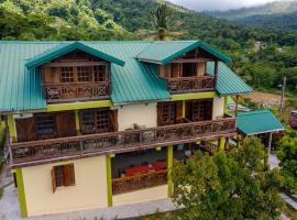 Roxy's Mountain Lodge, hotel v mestu Roseau