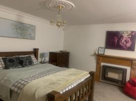 Spacious queen bedroom with Tv sofa, hotel en Palmerston North