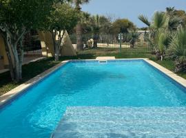 Penthouse cosy avec piscine privée, serviced apartment in La Marsa