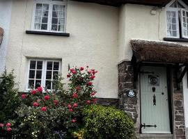 North Molton में, होटल Cosy Nook thatched cottage with Exmoor views