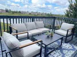 Best home with lake view, casa vacanze a Edmonton