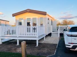 The Pastures Holiday Lodge, glamping en Tattershall