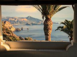 Case Quattrocchi - Giardino e Terrazzi con vista Panoramica sul Mare, Etna e Vulcano, hotel in Lipari