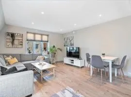 Stylish & Bright Penthouse - Office - 5 Star Location!