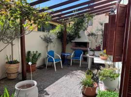 Retro House with Garden in Anopoli: Selanik'te bir kulübe