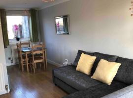 Dunfermline Home with Free Parking Near Amazon & M90，鄧弗姆林的度假屋