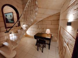 Peaceful Traditional Maltese Townhouse, villa in Luqa