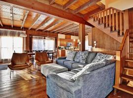 Chalet 9006 Chemin des Alpages by Les Chalets Alpins, cabin in Stoneham