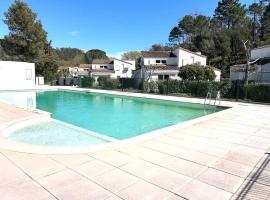 Maison duplex Piscine Plage Clim Parking, holiday home in Mandelieu-la-Napoule