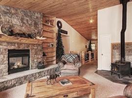 Pure Lux W Hot Tub, Zipline & Sauna!، فندق في فيربلي