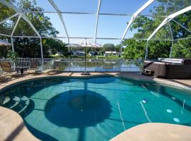 Charming home w private heated pool & hot tub, hotell med parkeringsplass i Palm Harbor