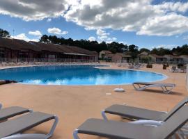 *Jolie maison proche plage et lac marin, avec piscine, tennis à Soustons Plage*, hotel di Soustons