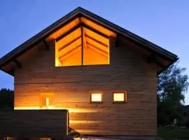 Modernes Holzhaus mit Sauna, Whirlpool und Entspannungsraum