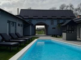 Ģimenes viesnīca Oaza Mira Laze - Luxury Private Villa with Pool, Football Field pilsētā Nova Gradiška