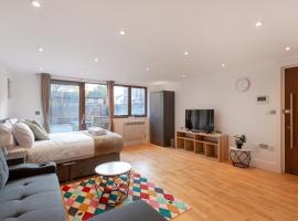 Charming Studio Flat in Kingston KT2, London، فندق في كينجستون أبون تيمز