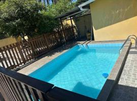 Casa com piscina e acesso a praia de Caiobá, hotel em Matinhos