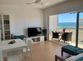 Precioso apartamento en primera línea de playa, hotel em Mareny Blau