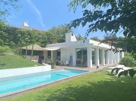 Villa: Piscine, proche Centre & Mer, hotell i Saint-Jean-de-Luz